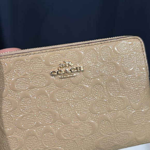 🤍Coach Signature Embossed Patent Leather
Corner Zip Wristlet Clutch - Picture 7 of 8